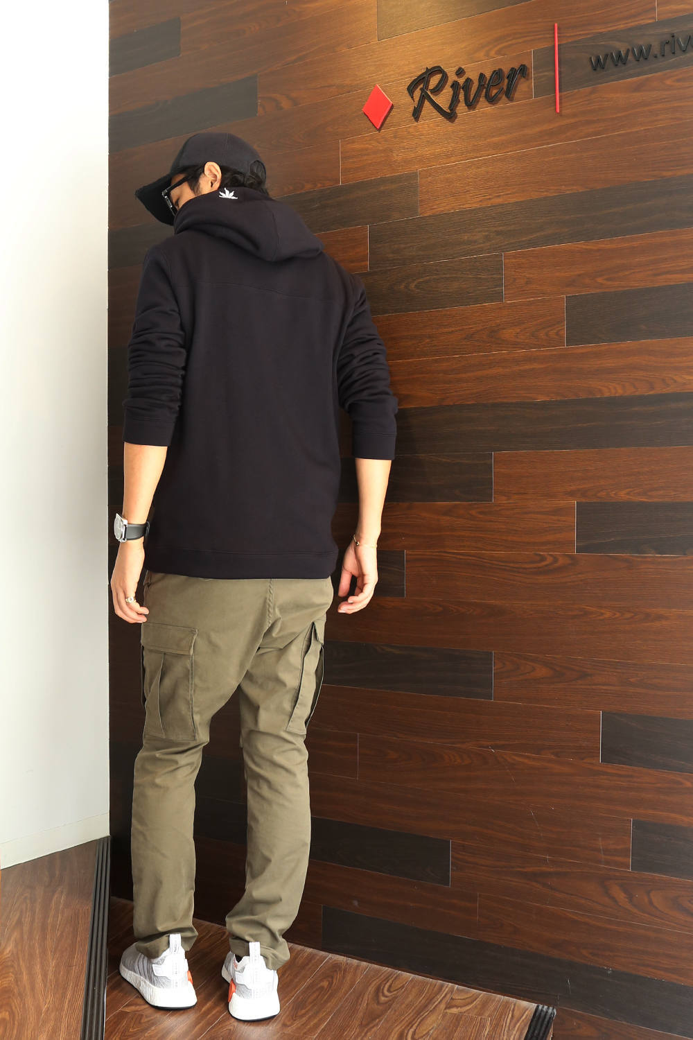 カーゴパンツにパーカーの組み合わせが合うんです River